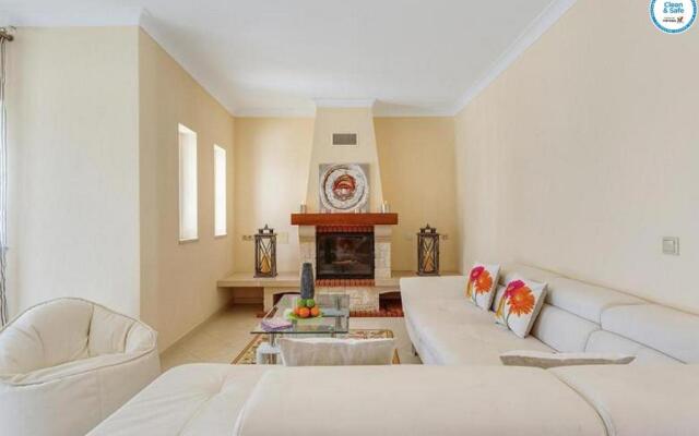 Villa Mikael - Free Wi-Fi - Aircon - Private Pool by bedzy