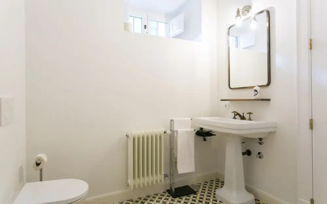 JOIVY Stunning 2BR Apt w/garden, by the Avenida subway & Botanical Garden of Lisbon