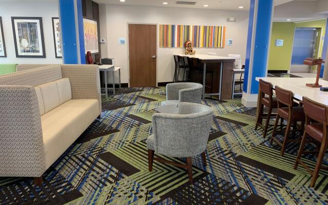 Holiday Inn Express & Suites Moore by IHG