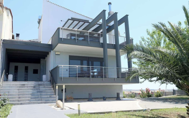 Villa Erytha - Serene Retreat With Views Garden