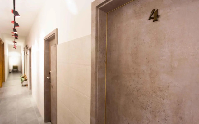 Premium Rooms by Hi5 - Style at the Comedy Theater