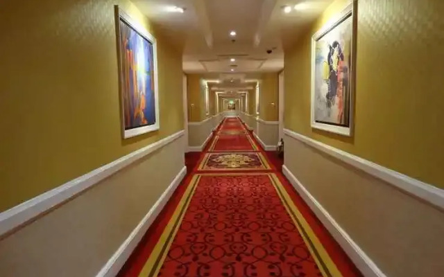 Maxims Hotel