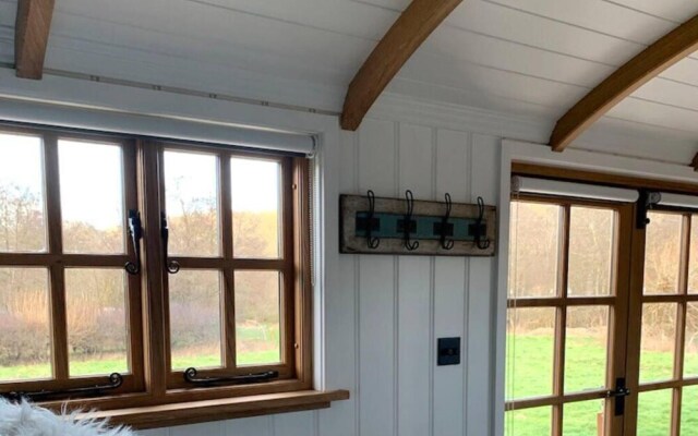 Luxury Hut - With own hot Tub, in Tunbridge Wells