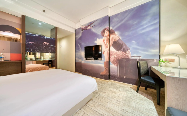 Hansen Books Music Hotel
