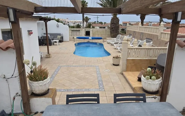 3 Bed Villa - Sleeps 6 - Private Pool - Hot Tub- Parking - Wifi