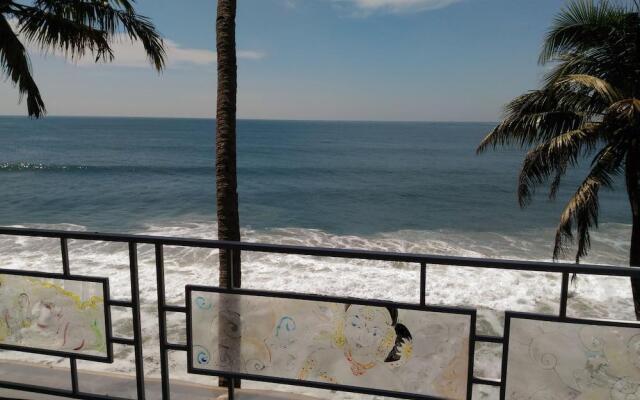 Black Beach Resort