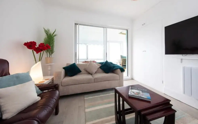 Stunning Beachfront Apt w Balcony Sea Views