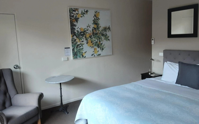 Adelphi Apartment 2- Poolside or Apartment 2A- King Studio