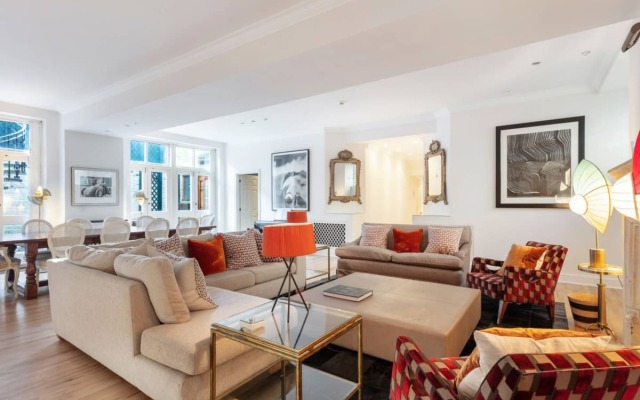 The Heart of Chelsea - Modern & Bright 4BDR Home with Gym, Parking & Patio