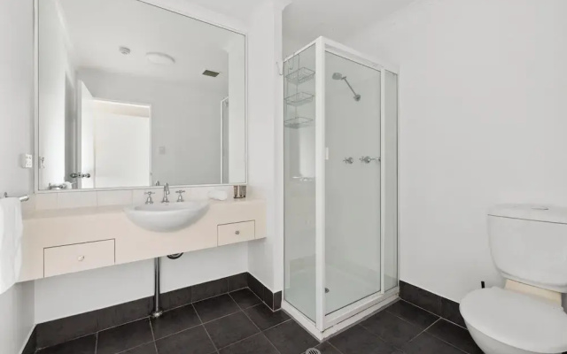 Stylish 2-bed Camperdown Apartment With Balcony
