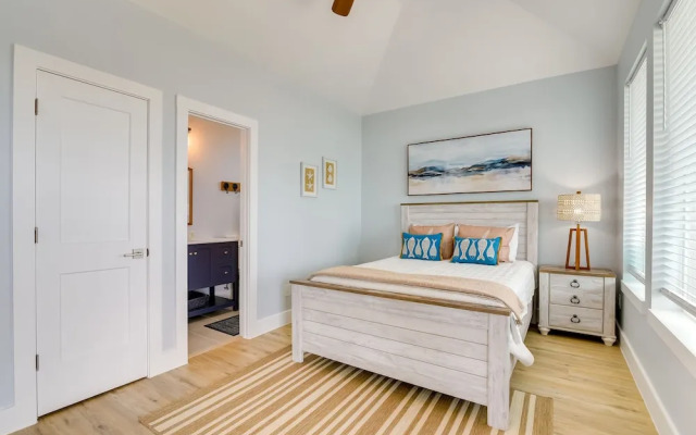 Steps to Beach: Vibrant House in Galveston!
