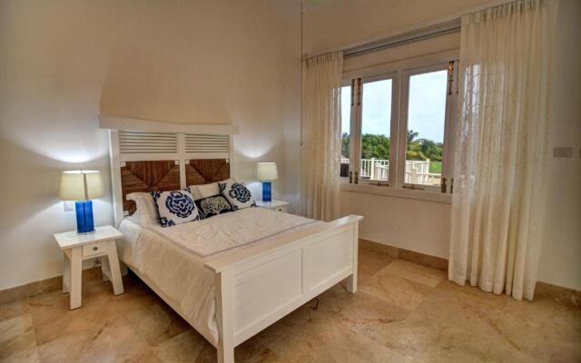 Fantastic 8-bedroom Golf-front Mansion Near the Beach