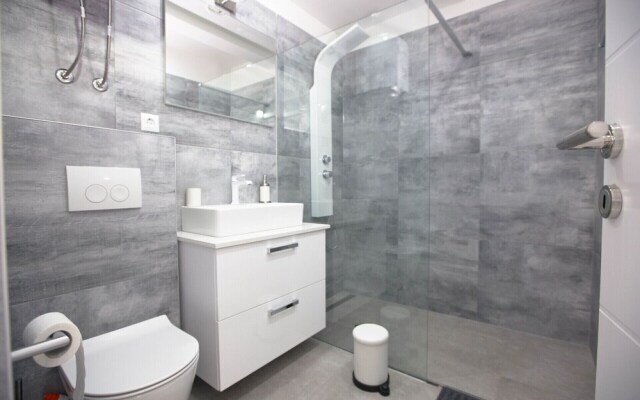 Lovely 2-bed Apartment With Views in Podstrana