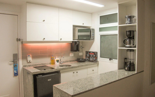 Apartamento com serviços a 300 metros do mar