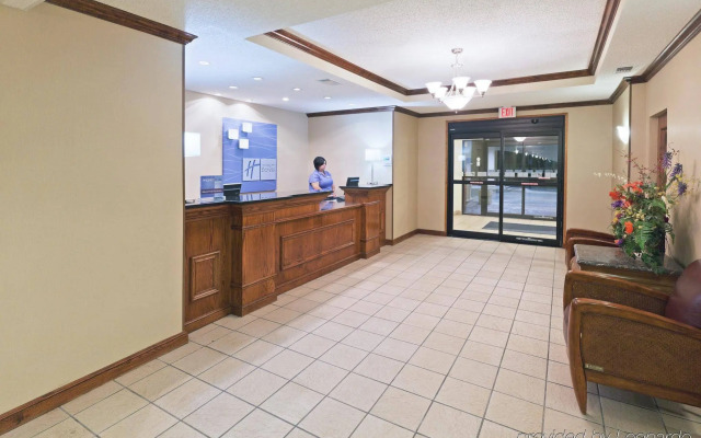 Holiday Inn Express & Suites Plainview by IHG