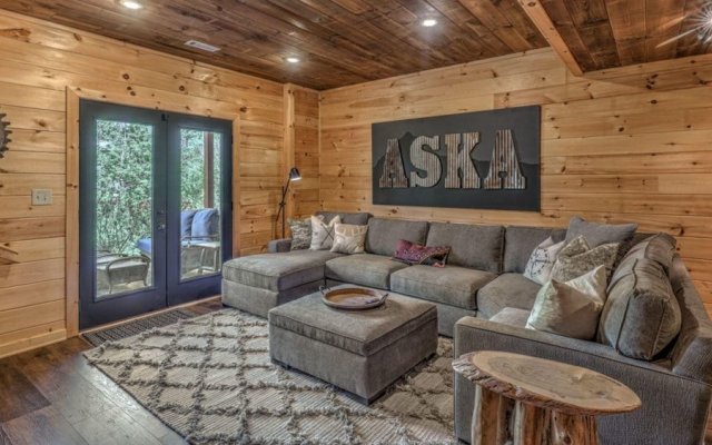 Aska Pines by Escape to Blue Ridge