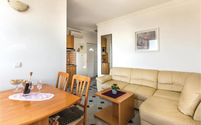 One-Bedroom Apartment Makarska with Sea View 04