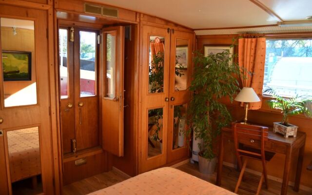 Barge Beatrice cruises on the Canal du Midi