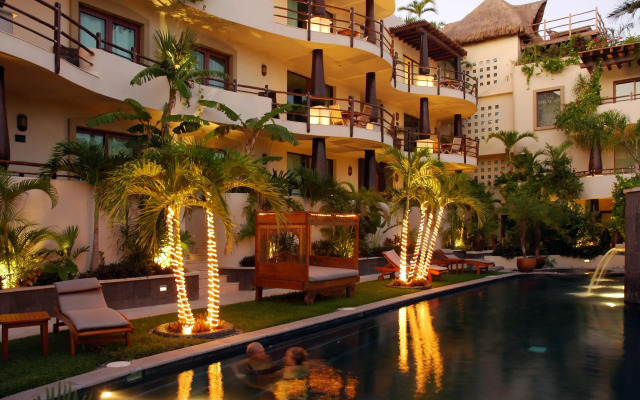 El Taj Oceanfront & Beachside Condo Hotel