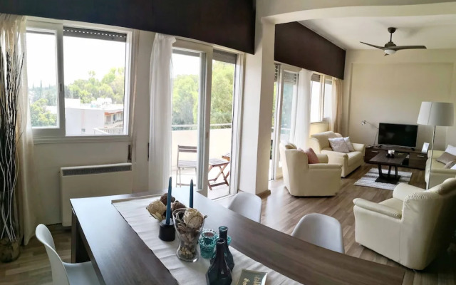 The Bridge-House Apartment