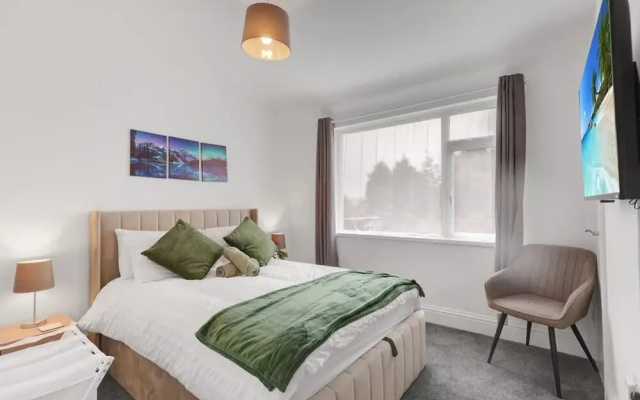 3 Bedroom House With Free Parking