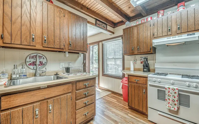 Walk to Downtown Ruidoso: Cozy Wooded Retreat