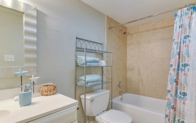 Walk to Beach: Cozy Unit in Galveston!