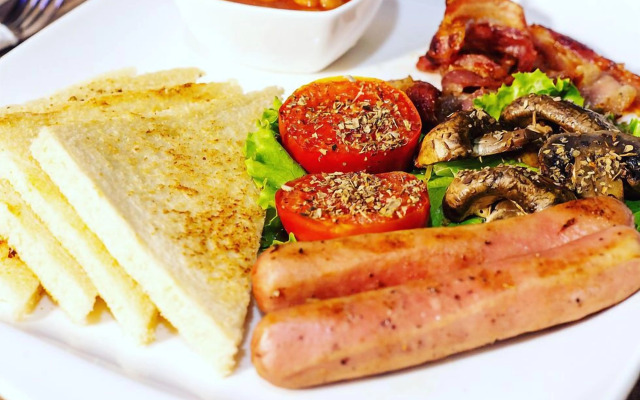 Momak 8 Hotel Adenuga House