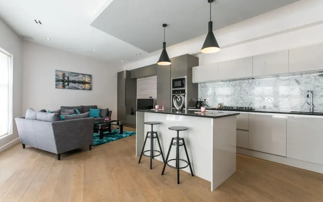 2 Bed Penthouse Style House in Camden Town
