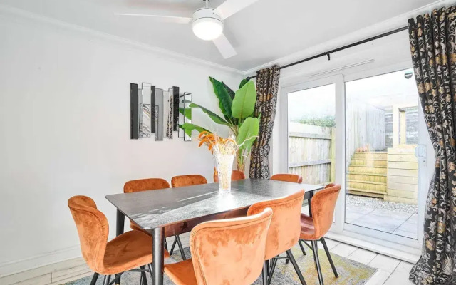 Host Stay Snowdrop Crescent II