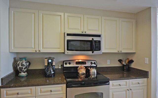 The Gem - 3 Br condo by RedAwning