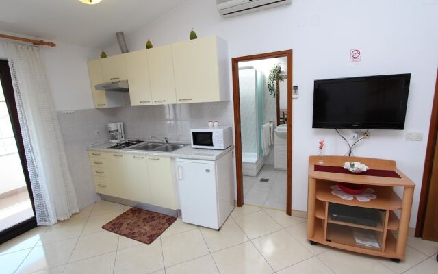 Rooms and Apartment Lea