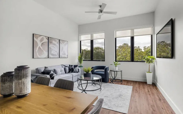 Upstay! New Renos Spacious Apartment Near Soco
