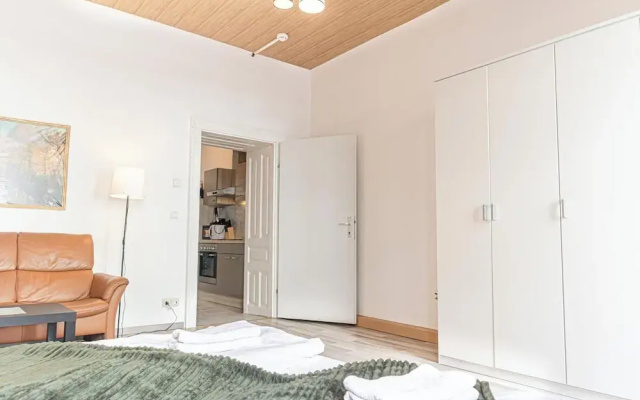 Comfy 2BR Apt Near U6 Station Long Stay