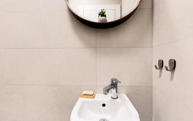 Mika's 2-Bedroom Seaview Flat & Parking
