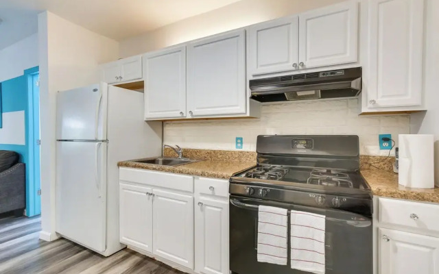 Hollywood Beach Bungalow Near Golf: Pets Welcome!