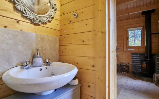 Tranquil Cabin Retreat in Carluke