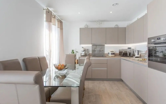 Lovely 2BD Flat With Views in North London