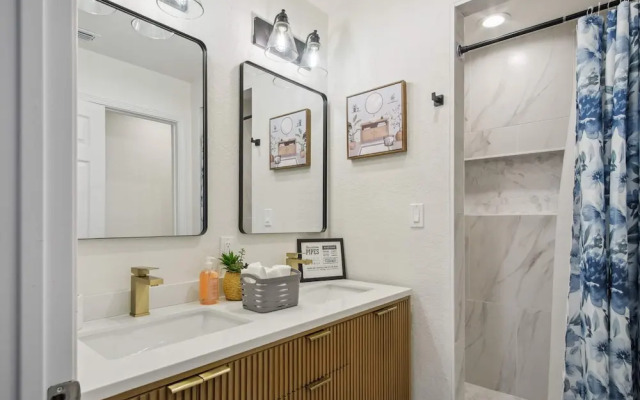 Your Amazing 3BR 2BA Downtown Delight