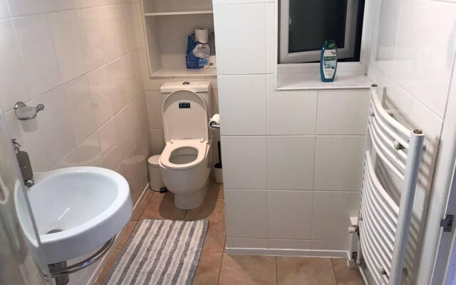 Lovely 3 Bedroom Holiday Home With Free Parking