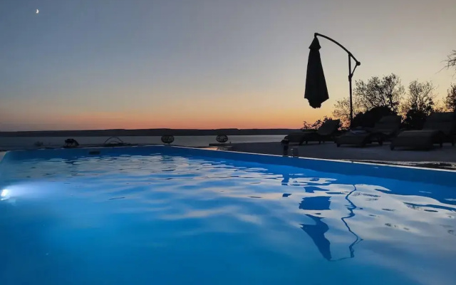 Apartment With Pool in Karlobag