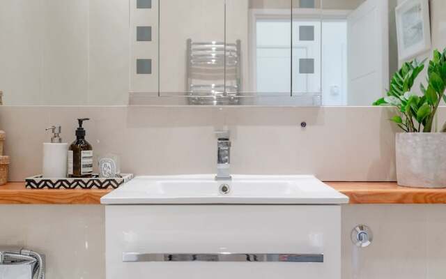 Well-Appointed 2 Bedroom East London Flat