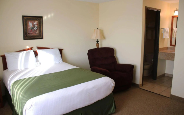 Edgewood Hotel & Suites
