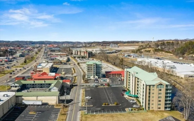 Newly Renovated 102 2BD Condo with Riverview Balcony by RedAwning