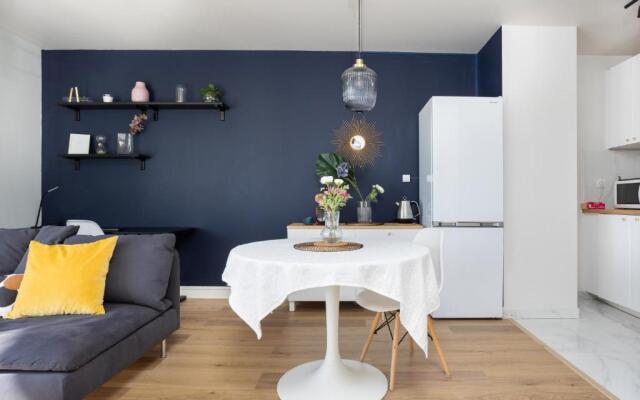 Renovated apartment metro, parking included, near Porte Versaille