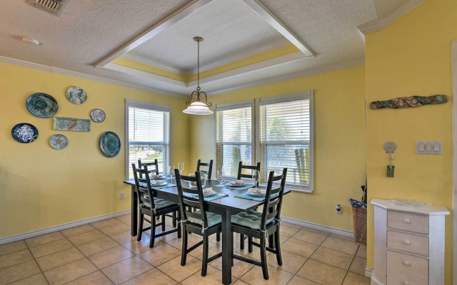 Walk to Galveston Beach: Pet-friendly Home