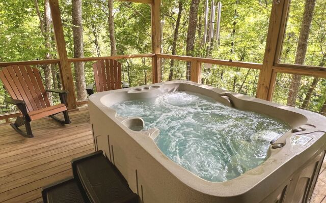 Bigfoots Hideaway 1 Bedroom Cabin by RedAwning