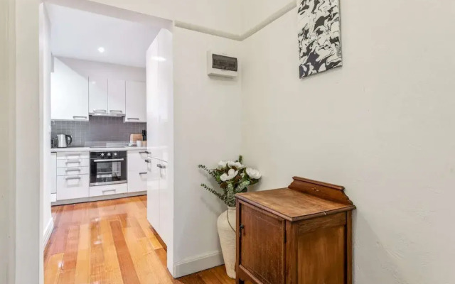 Charming 2-bed Apartment With Fireplace & Parking