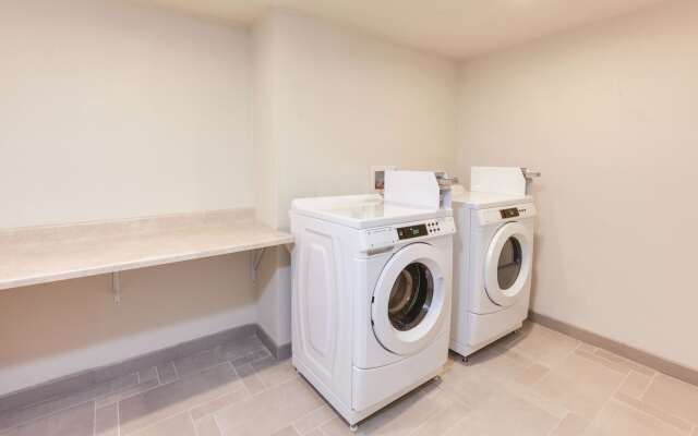 La Quinta Inn & Suites by Wyndham Philadelphia Airport