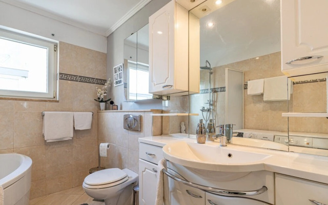 Deluxe Apartment Sandra 1200m From Beach